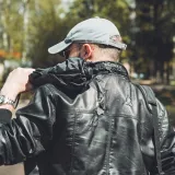 Stručnjaci za kožu otkrivaju: Ovako ćete za&scaron;titi kožnu jaknu od pucanja i o&scaron;tećenja