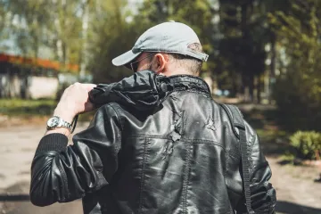 Stručnjaci za kožu otkrivaju: Ovako ćete za&scaron;titi kožnu jaknu od pucanja i o&scaron;tećenja
