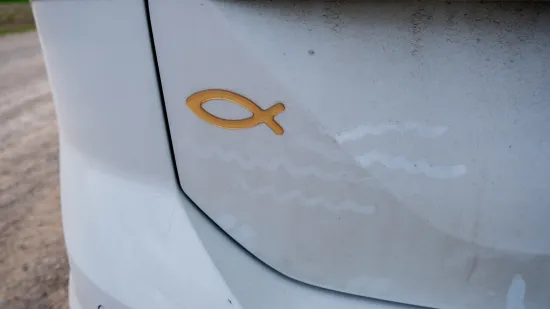 Ovaj znak često možete primijetiti na stražnjem dijelu automobila. Znate li &scaron;to predstavlja?