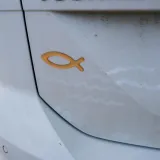 Ovaj znak često možete primijetiti na stražnjem dijelu automobila. Znate li &scaron;to predstavlja?