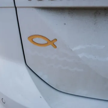 Ovaj znak često možete primijetiti na stražnjem dijelu automobila. Znate li &scaron;to predstavlja?