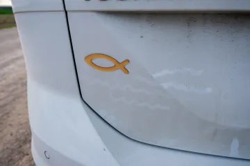 Ovaj znak često možete primijetiti na stražnjem dijelu automobila. Znate li &scaron;to predstavlja?
