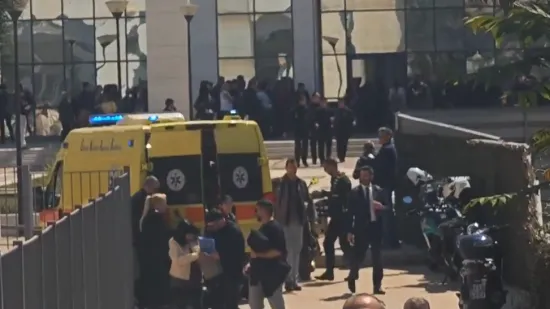 Pucnjava u centru Atene, starac (89) ranio vi&scaron;e ljudi: Sačmaricu je skrivao ispod balonera