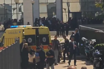 Pucnjava u centru Atene, starac (89) ranio vi&scaron;e ljudi: Sačmaricu je skrivao ispod balonera