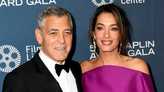 Duge noge Amal Clooney ukrale pozornost: U kratkoj ljubičastoj haljini izgleda besprijekorno