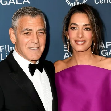 Duge noge Amal Clooney ukrale pozornost: U kratkoj ljubičastoj haljini izgleda besprijekorno