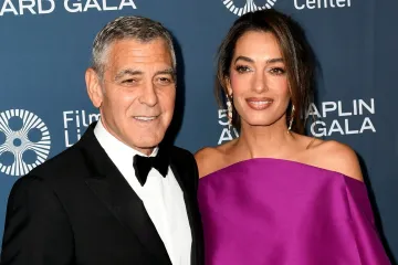 Duge noge Amal Clooney ukrale pozornost: U kratkoj ljubičastoj haljini izgleda besprijekorno