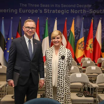 Modna kraljica Kolinda: U crno-bijelom izdanju s točkicama očarala elitu na samitu u Dubrovniku