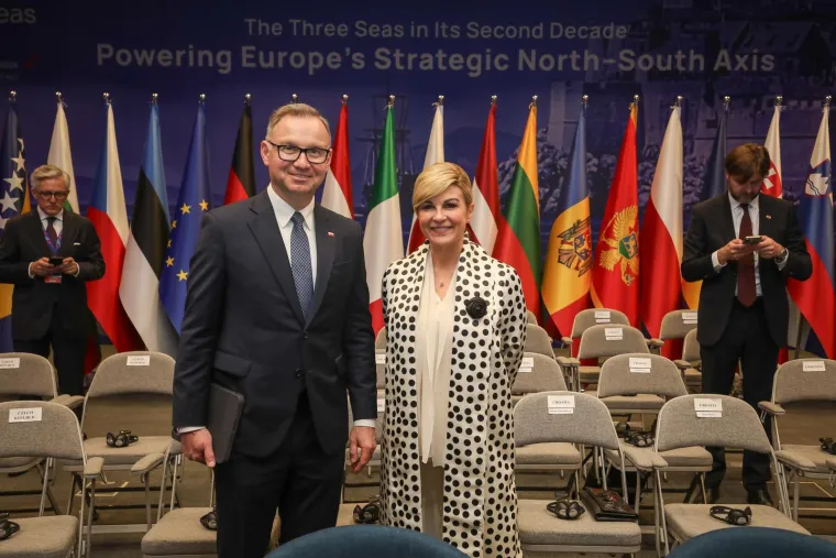 Modna kraljica Kolinda: U crno-bijelom izdanju s točkicama očarala elitu na samitu u Dubrovniku