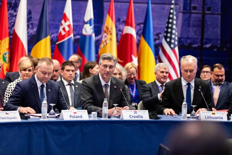 Modna kraljica Kolinda: U crno-bijelom izdanju s točkicama očarala elitu na samitu u Dubrovniku