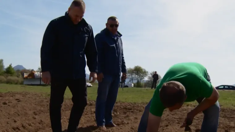 Ministar poljoprivrede na traktoru označio početak sadnje autohtone sorte krumpira