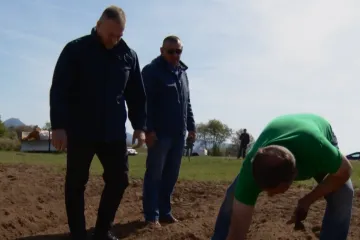 Ministar poljoprivrede na traktoru označio početak sadnje autohtone sorte krumpira
