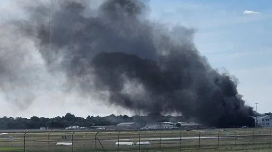 Avion se sru&scaron;io na hangar i zapalio, vlasti upozorile: 'Zatvorite vrata i prozore'