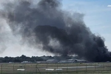 Avion se sru&scaron;io na hangar i zapalio, vlasti upozorile: 'Zatvorite vrata i prozore'