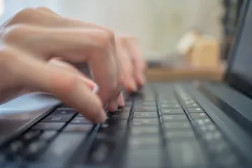 Treba li i Hrvatska ovim putem? Grci su na korak od toga da ukinu anonimnost na dru&scaron;tvenim mrežama