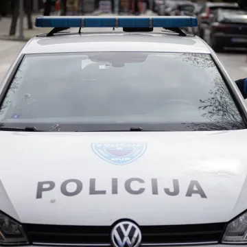 Majka osumnjičena da je bacila svoju trudnu kćer s balkona ide u pritvor