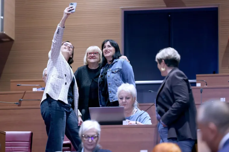 Ovaj prizor ne viđa se često: Zastupnice i zastupnici u traperu za vi&scaron;i cilj