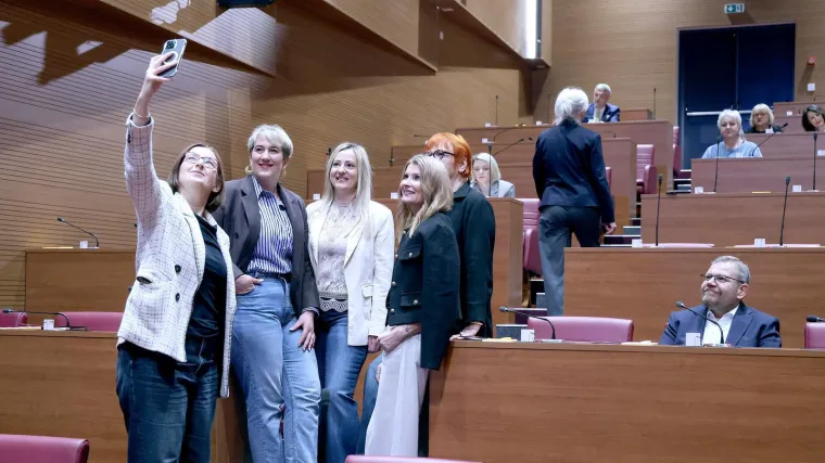 Ovaj prizor ne viđa se često: Zastupnice i zastupnici u traperu za vi&scaron;i cilj