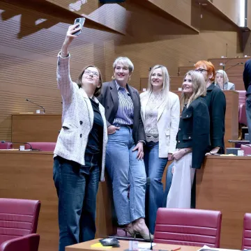 Neuobičajena kombinacija: Zastupnice i zastupnici u traperu za vi&scaron;i cilj