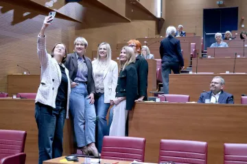 Ovaj prizor ne viđa se često: Zastupnice i zastupnici u traperu za vi&scaron;i cilj