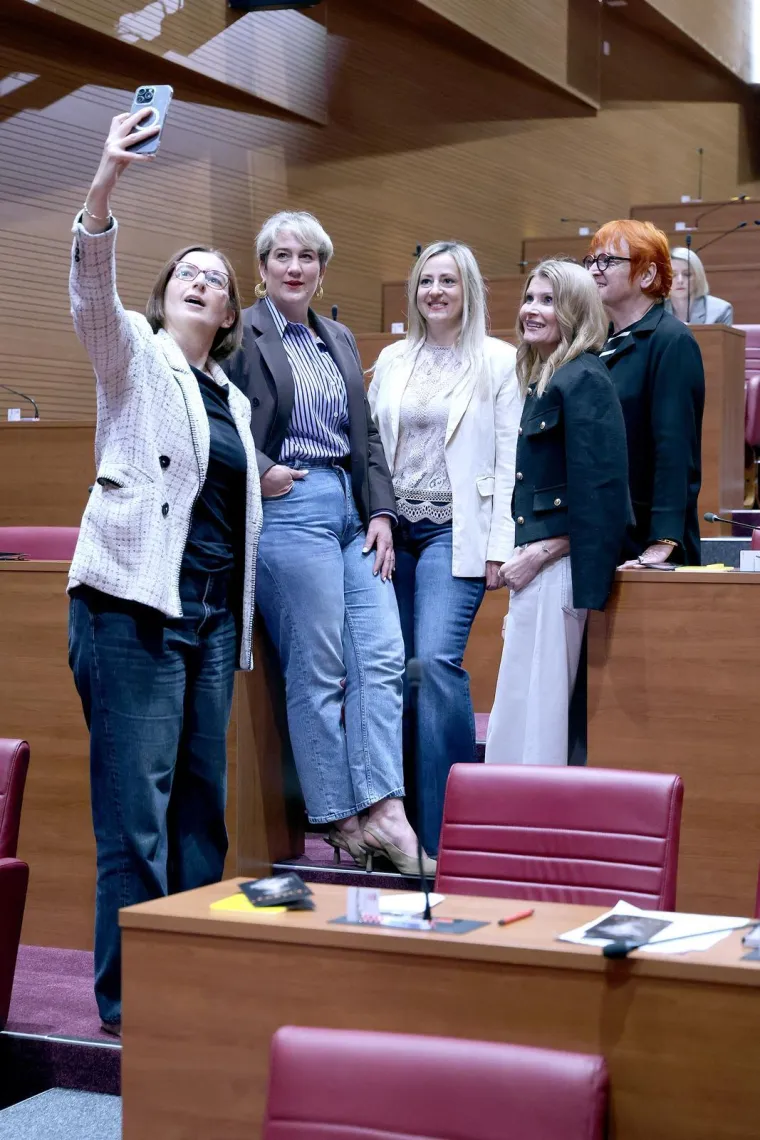 Ovaj prizor ne viđa se često: Zastupnice i zastupnici u traperu za vi&scaron;i cilj