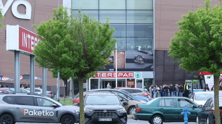 Evakuirana dva &scaron;oping centra u Osijeku, nove dojave o bombama u &scaron;kolama u Zagrebu, Rijeci i Splitu