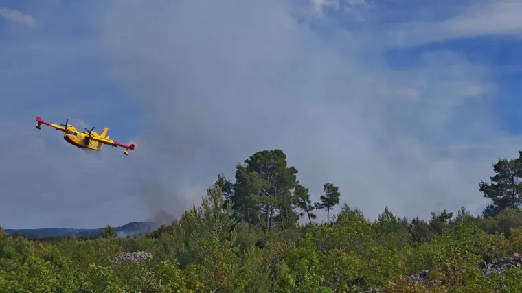 Na Braču planuo veliki požar! Vatrogasci: 'Čuvajte se i sretno se vratite svojim domovima!'