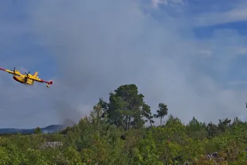 Na Braču planuo veliki požar! Vatrogasci: 'Čuvajte se i sretno se vratite svojim domovima!'