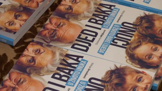 Prva knjiga koja otkriva tajne posebnog odnosa s unucima: 'Blaženo je biti mama, ali...'