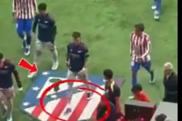 Simeone i njegov sin poludjeli na igrača Arsenala jer je gazio grb Atletica: Umalo do&scaron;lo do tučnjave