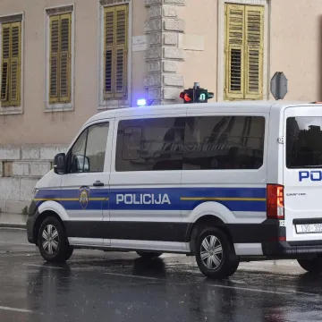 Komadom mesa istukao čovjeka pa pred policijom izvadio sataru! Detalji drame kod &Scaron;ibenika