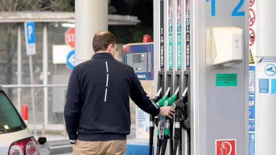 Vlada dobila ovlasti za smanjenje PDV-a na gorivo, oporba žestoko kritizirala