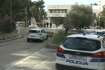 Mladi koji su slali dojave o bombama osumnjičeni za terorizam: Troje uhićenih, jedan je punoljetan