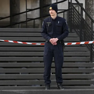 Maloljetnik zbog dojava o bombama izveden pred suca: Određen mu istražni zatvor