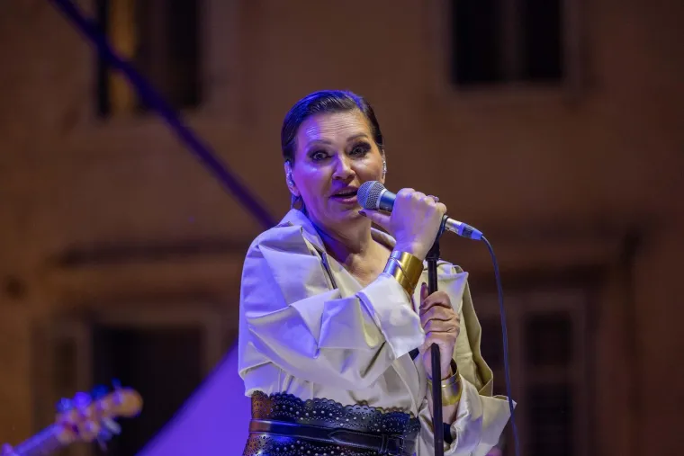 Nina Badrić priredila spektakl za pamćenje: Pogledajte prizore s prepune splitske Pjace