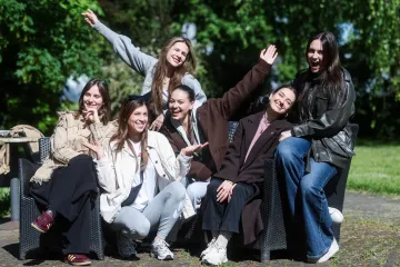 Dirljive scene uoči Eurosonga: Grupa Lelek ispraćena u Beč uz zagrljaje najmilijih