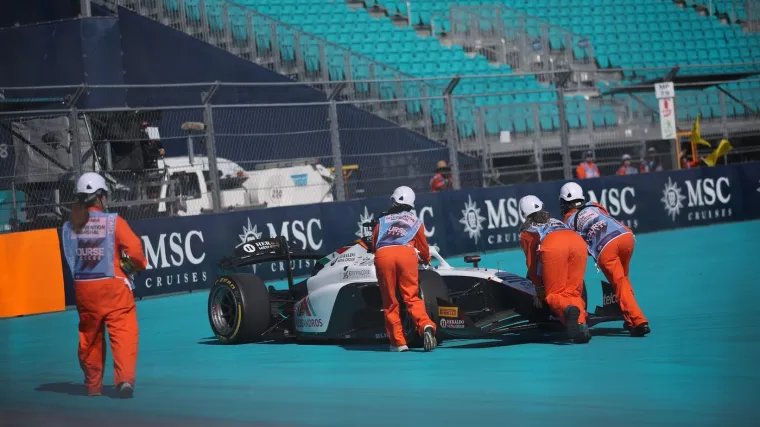 Formula 2: Herta najbrži na kaotičnom treningu prepunom prekida i crvenih zastava