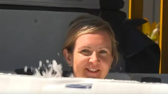 Svakom po zasluzi: Dok se gospođa brčka u jacuzziju, gospoda joj pripremaju ručak