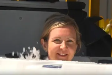 Svakom po zasluzi: Dok se gospođa brčka u jacuzziju, gospoda joj pripremaju ručak