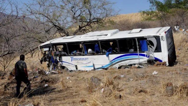 Prevrnuo se turistički autobus, najmanje 11 mrtvih, deseci ozlijeđenih