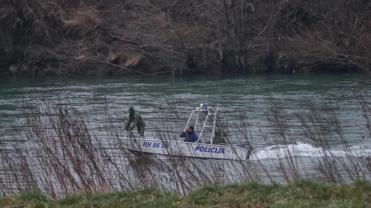 Mu&scaron;karac u Slavonskom Brodu skočio u Savu pa nestao