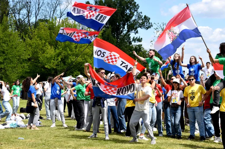 Požega prepuna mladih! Ovi prizori ostavljaju bez riječi: Čak 12 tisuća glasova u pjesmi i molitvi