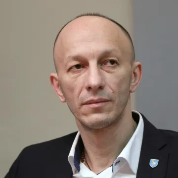 Lički župan i 23 godine mlađa prijateljica napravili kaos na Pagu: Gađala ga je pepeljarom