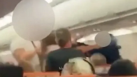 Avion prislino sletio u Pri&scaron;tinu zbog pijane žene: Pljunula votku mu&scaron;karcu u lice