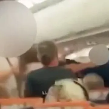 Avion prislino sletio u Pri&scaron;tinu zbog pijane žene: Pljunula votku mu&scaron;karcu u lice