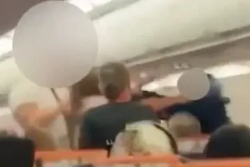 Avion prislino sletio u Pri&scaron;tinu zbog pijane žene: Pljunula votku mu&scaron;karcu u lice