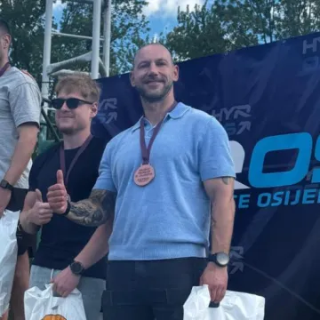 Pogledajte ministra Habijana u top formi: Produženi vikend proveo na utrkama, kući ide s dvije medalje