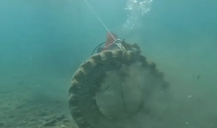 Turisti slikaju bor koji visi u zraku, malo dalje u moru? Bu&scaron;ilica, autić, zimske i ljetne gume...