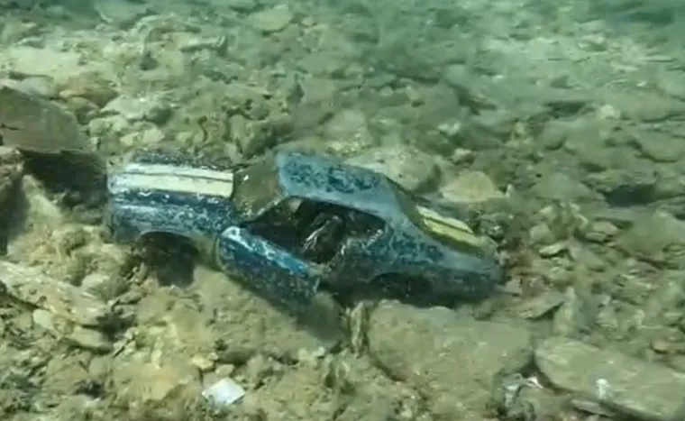 Turisti slikaju bor koji visi u zraku, malo dalje u moru? Bu&scaron;ilica, autić, zimske i ljetne gume...