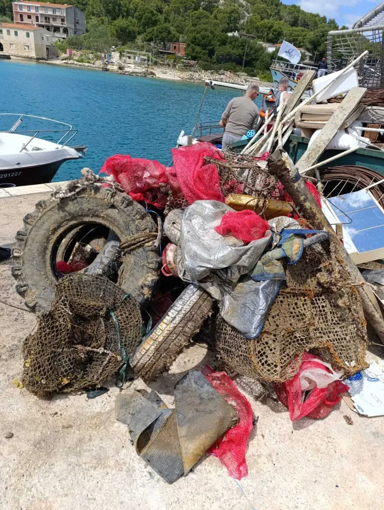Turisti slikaju bor koji visi u zraku, malo dalje u moru? Bu&scaron;ilica, autić, zimske i ljetne gume...